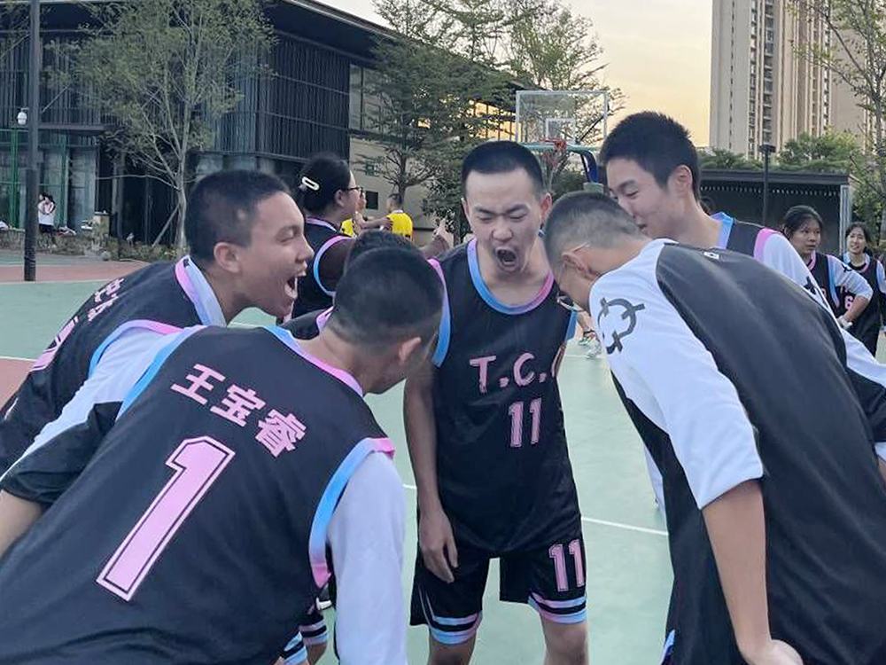 球员实力竞技拼搏，输赢不分，精神振奋